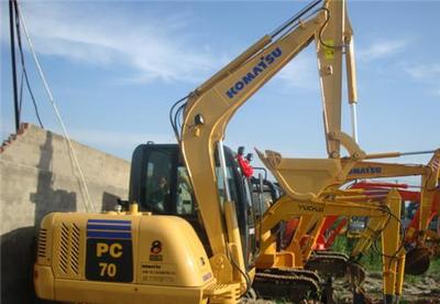 二手挖掘機選購指南 上海功勤工程機械為您提供全國包運的優質二手60、70、120、200型挖掘機